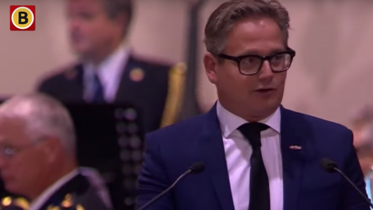 Guus Meeuwis spreekt tijdens herdenking in Waalre.